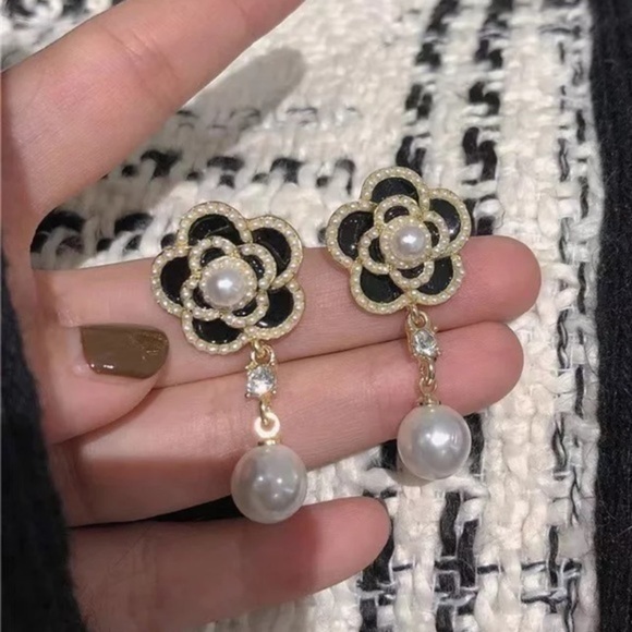 Camellia Pearl Stud Earrings Design Charm Elegant Black Flower Dangler - Picture 3 of 4